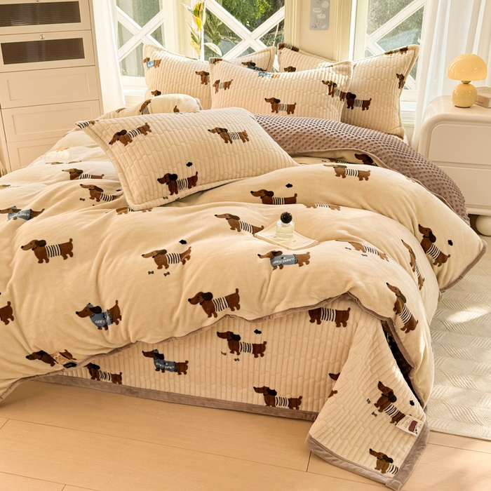 91家纺网 家纺一手货源 找家纺 梦可莱家居 2024新款牛奶豆豆绒印花床盖四件套 香肠狗