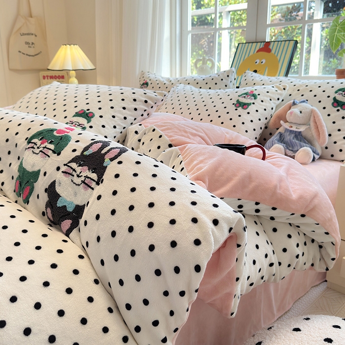 91家纺网 家纺一手货源 找家纺 娜娜 2024新款加厚保暖高克重牛奶绒毛巾绣四件套 牛奶绒波点兔