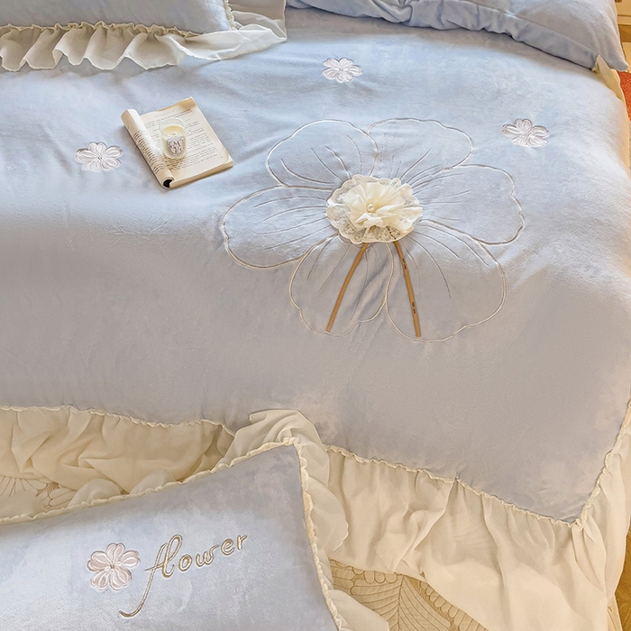 91家纺网 家纺一手货源 找家纺 娜娜 2024新款法式花边牛奶绒刺绣四件套-花蕊-花香引蝶系列 花蕊-天空蓝