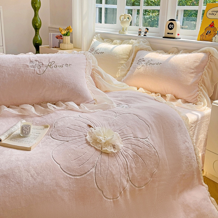 91家纺网 家纺一手货源 找家纺 娜娜 2024新款法式花边牛奶绒刺绣四件套-花蕊-花香引蝶系列 花蕊-粉