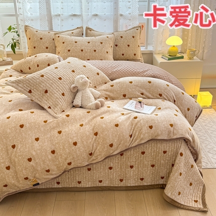 91家纺网 家纺一手货源 找家纺 梦可莱家居 2024新款牛奶豆豆绒印花床盖四件套 豆豆绒卡爱心