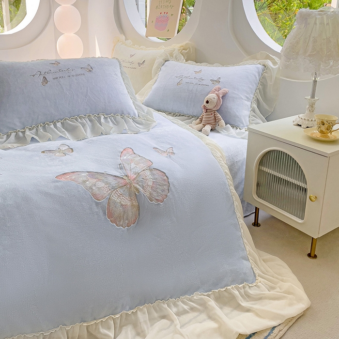 91家纺网 家纺一手货源 找家纺 娜娜 2024新款法式花边牛奶绒刺绣四件套-花蕊-花香引蝶系列 花香引蝶-天空蓝