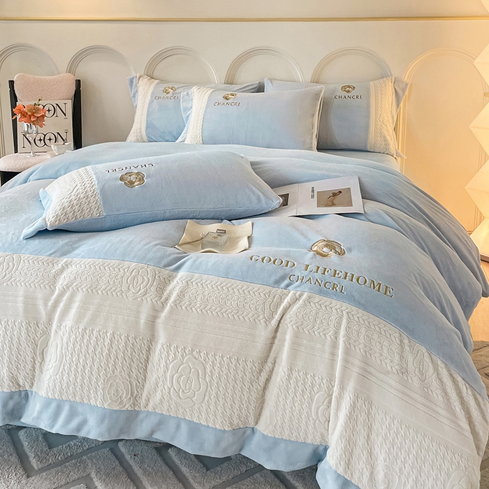 91家纺网 家纺一手货源 找家纺 娜娜 2024新款牛奶绒三拼系列四件套 天空蓝