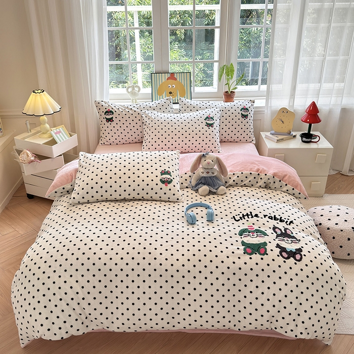 91家纺网 家纺一手货源 找家纺 娜娜 2024新款加厚保暖高克重牛奶绒毛巾绣四件套 牛奶绒波点兔