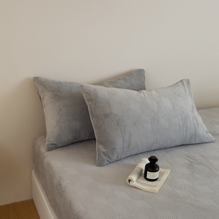 91家纺网 家纺一手货源 找家纺 （总）时光里 2024新款230克雕花绒枕套