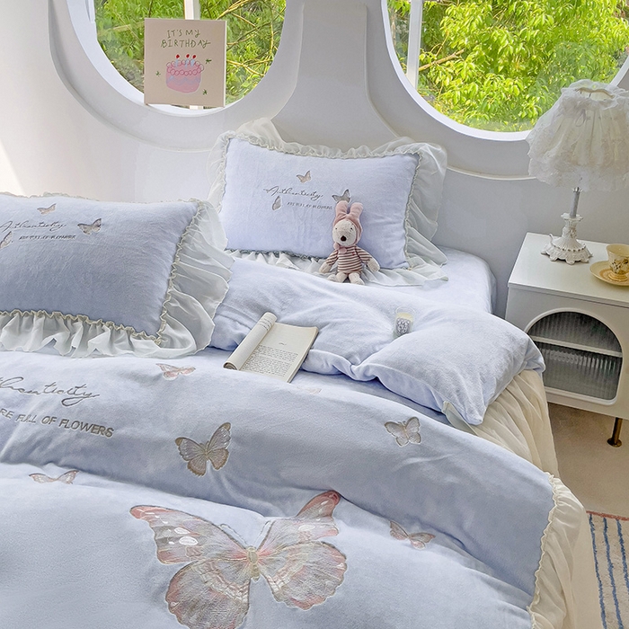 91家纺网 家纺一手货源 找家纺 娜娜 2024新款法式花边牛奶绒刺绣四件套-花蕊-花香引蝶系列 花香引蝶-天空蓝