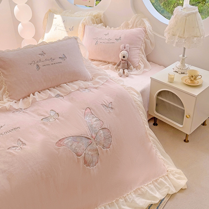 91家纺网 家纺一手货源 找家纺 娜娜 2024新款法式花边牛奶绒刺绣四件套-花蕊-花香引蝶系列 花香引蝶-粉