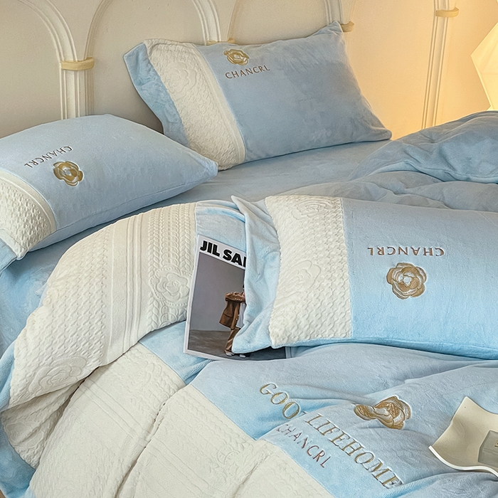 91家纺网 家纺一手货源 找家纺 娜娜 2024新款牛奶绒三拼系列四件套 天空蓝