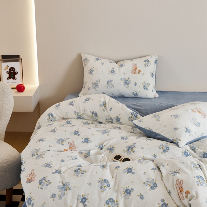 91家纺网 家纺一手货源 找家纺 时光里 2024新款230克牛奶绒印花四件套 花小兔