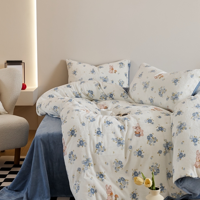 91家纺网 家纺一手货源 找家纺 时光里 2024新款230克牛奶绒印花四件套 花小兔