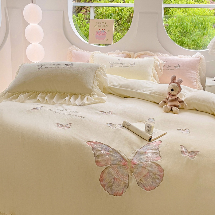 91家纺网 家纺一手货源 找家纺 娜娜 2024新款法式花边牛奶绒刺绣四件套-花蕊-花香引蝶系列 花香引蝶-奶昔白