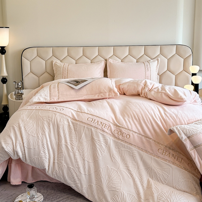 91家纺网 家纺一手货源 找家纺 宅家居 2024新款雕花拼接刺绣全消光A类高克重牛奶绒四件套-舞秋系列 舞秋-粉玉