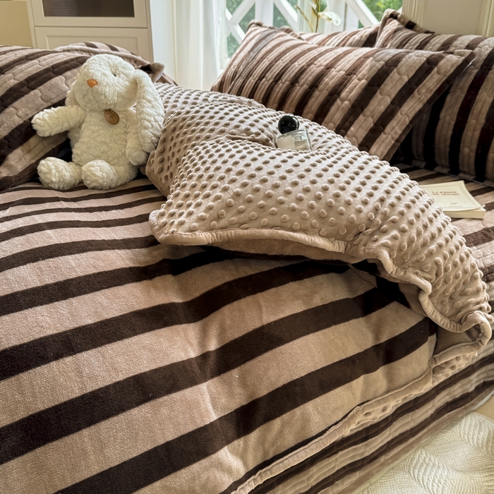 91家纺网 家纺一手货源 找家纺 梦可莱家居 2024新款牛奶豆豆绒印花床盖四件套 因为喜欢