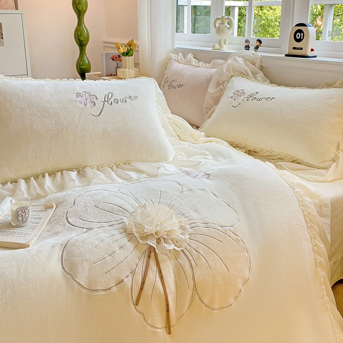 91家纺网 家纺一手货源 找家纺 娜娜 2024新款法式花边牛奶绒刺绣四件套-花蕊-花香引蝶系列 花蕊-奶昔白