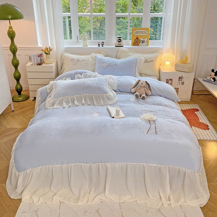 91家纺网 家纺一手货源 找家纺 娜娜 2024新款法式花边牛奶绒刺绣四件套-花蕊-花香引蝶系列 花蕊-天空蓝