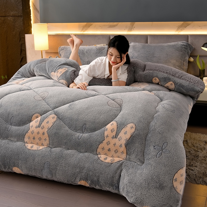 91家纺网 家纺一手货源 找家纺 锦逸家居 2024新款AB版雪花绒冬被羊羔绒冬被被子被芯春秋被 比心兔兔