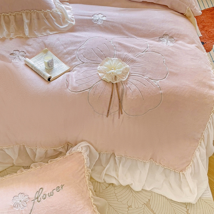 91家纺网 家纺一手货源 找家纺 娜娜 2024新款法式花边牛奶绒刺绣四件套-花蕊-花香引蝶系列 花蕊-粉