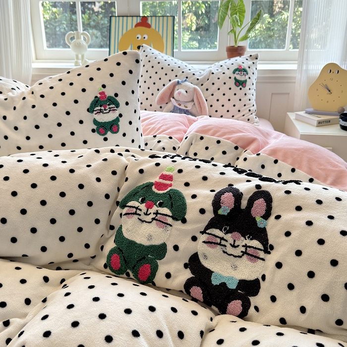 91家纺网 家纺一手货源 找家纺 娜娜 2024新款加厚保暖高克重牛奶绒毛巾绣四件套 牛奶绒波点兔