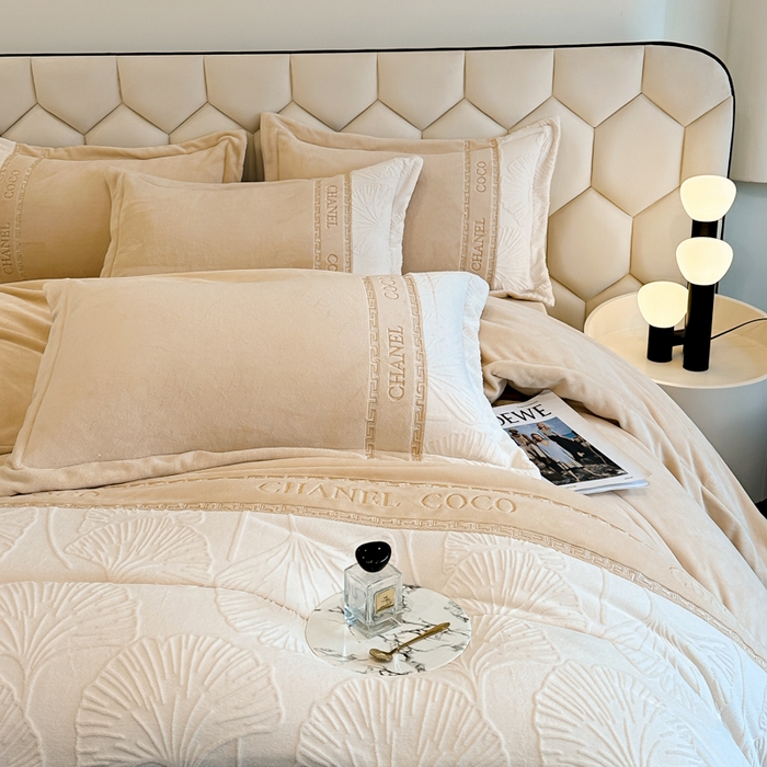 91家纺网 家纺一手货源 找家纺 宅家居 2024新款雕花拼接刺绣全消光A类高克重牛奶绒四件套-舞秋系列 舞秋-香槟