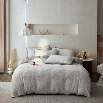 91家纺网 家纺一手货源 找家纺 初拾 2024新款250g牛奶绒雕花法式四件套—艾米丽（场景一） 艾丽米-浅灰