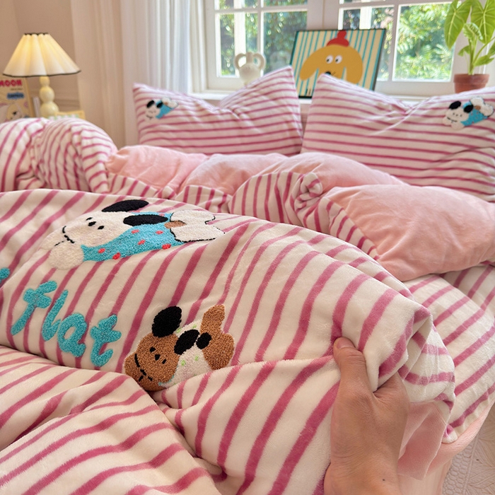 91家纺网 家纺一手货源 找家纺 娜娜 2024新款加厚保暖高克重牛奶绒毛巾绣四件套 牛奶绒趴趴狗