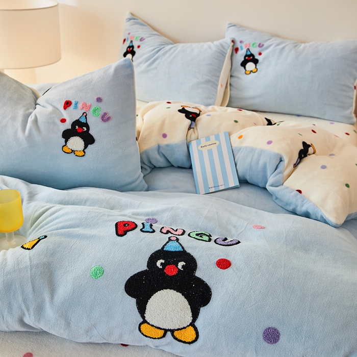 91家纺网 家纺一手货源 找家纺 娜娜 2024新款高克重牛奶绒毛巾绣四件套 企鹅宝贝