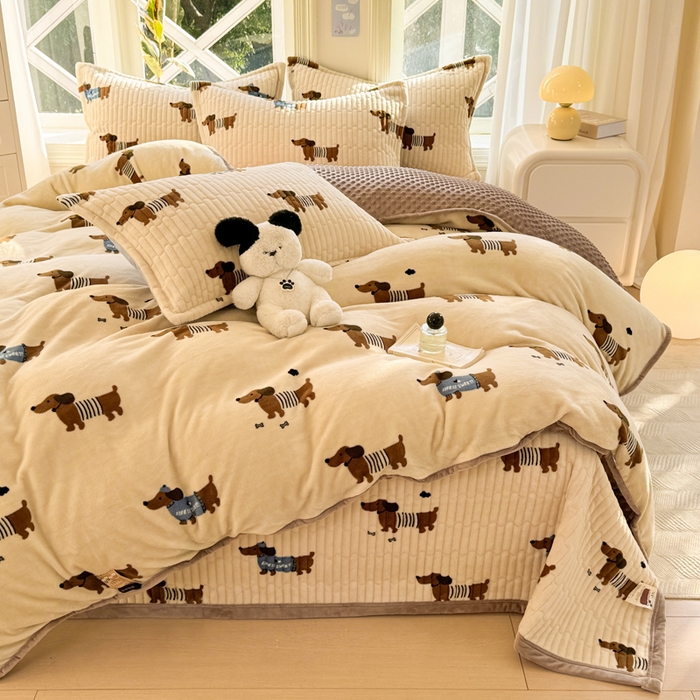 91家纺网 家纺一手货源 找家纺 梦可莱家居 2024新款牛奶豆豆绒印花床盖四件套 香肠狗