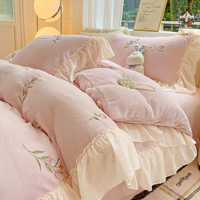 91家纺网 家纺一手货源 找家纺 娜娜 2024新款法式花边牛奶绒刺绣四件套-郁金香-同心结系列 郁金香-粉