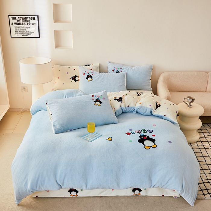 91家纺网 家纺一手货源 找家纺 娜娜 2024新款高克重牛奶绒毛巾绣四件套 企鹅宝贝