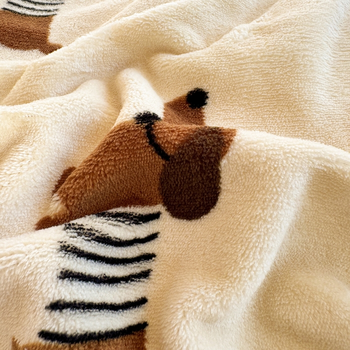 91家纺网 家纺一手货源 找家纺 梦可莱家居 2024新款牛奶豆豆绒印花床盖四件套 香肠狗