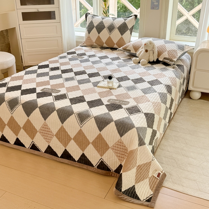 91家纺网 家纺一手货源 找家纺 梦可莱家居 2024新款牛奶豆豆绒印花床盖四件套 豆豆绒菱形格