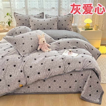 91家纺网 家纺一手货源 找家纺 梦可莱家居 2024新款牛奶豆豆绒印花床盖四件套 灰爱心