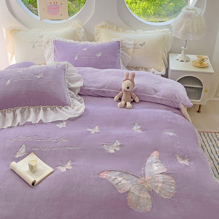 91家纺网 家纺一手货源 找家纺 娜娜 2024新款法式花边牛奶绒刺绣四件套-花蕊-花香引蝶系列 花香引蝶-紫