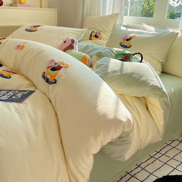 91家纺网 家纺一手货源 找家纺 2025新款牛奶绒+全棉毛巾绣四件套 摇摇马