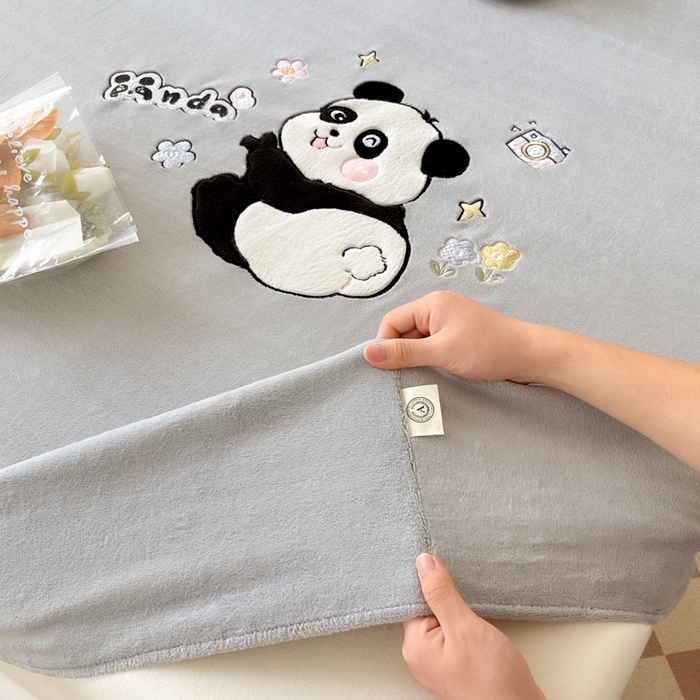 91家纺网 家纺一手货源 找家纺 鑫钰 2024新款刺绣卡通加厚牛奶绒床笠-花花熊猫 花花熊猫-浅灰