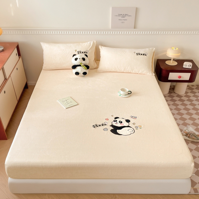 91家纺网 家纺一手货源 找家纺 鑫钰 2024新款刺绣卡通加厚牛奶绒床笠-花花熊猫 花花熊猫-米白