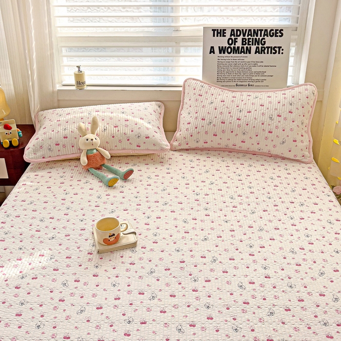 91家纺网 家纺一手货源 找家纺 2024新款水洗全棉牛奶绒床盖三件套 樱桃兔兔