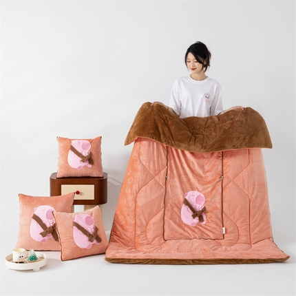 91家纺网 家纺一手货源 找家纺 翰轩家居 2024新款宝宝绒围巾豚多功能抱枕被 围巾豚-香蜜橙