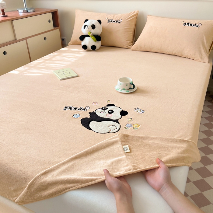 91家纺网 家纺一手货源 找家纺 鑫钰 2024新款刺绣卡通加厚牛奶绒床笠-花花熊猫 花花熊猫-卡其