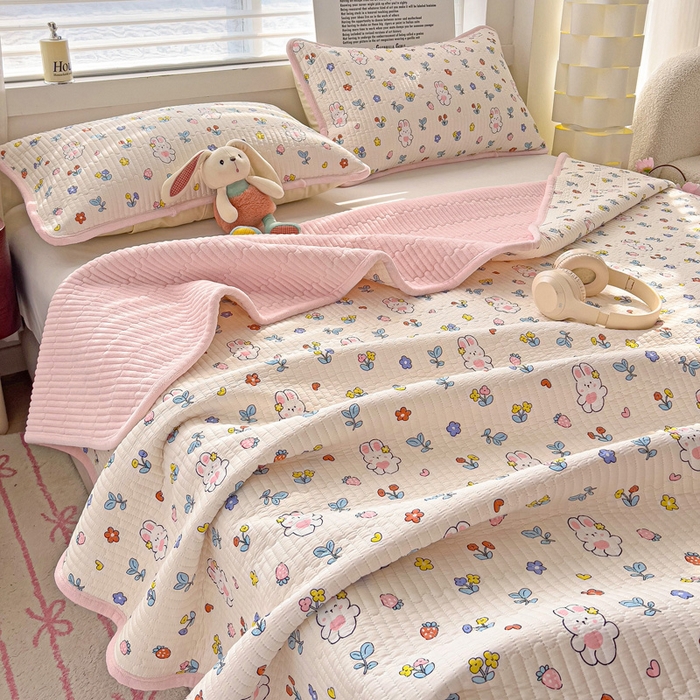 91家纺网 家纺一手货源 找家纺 2024新款水洗全棉牛奶绒床盖三件套 元气兔兔