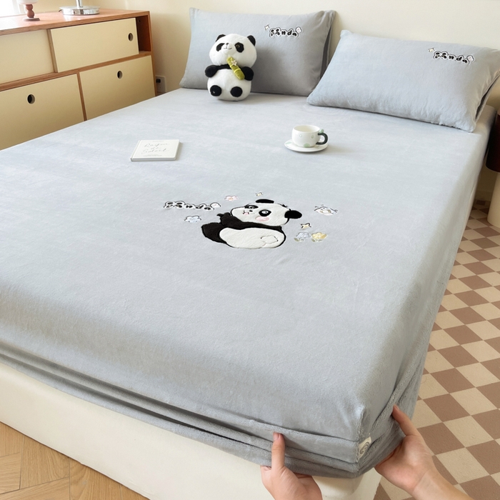 91家纺网 家纺一手货源 找家纺 鑫钰 2024新款刺绣卡通加厚牛奶绒床笠-花花熊猫 花花熊猫-浅灰