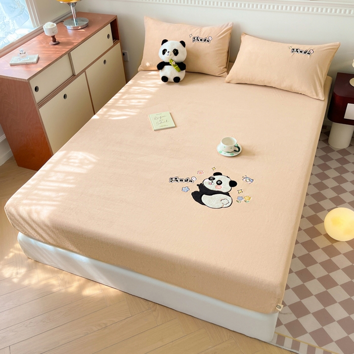 91家纺网 家纺一手货源 找家纺 鑫钰 2024新款刺绣卡通加厚牛奶绒床笠-花花熊猫 花花熊猫-卡其
