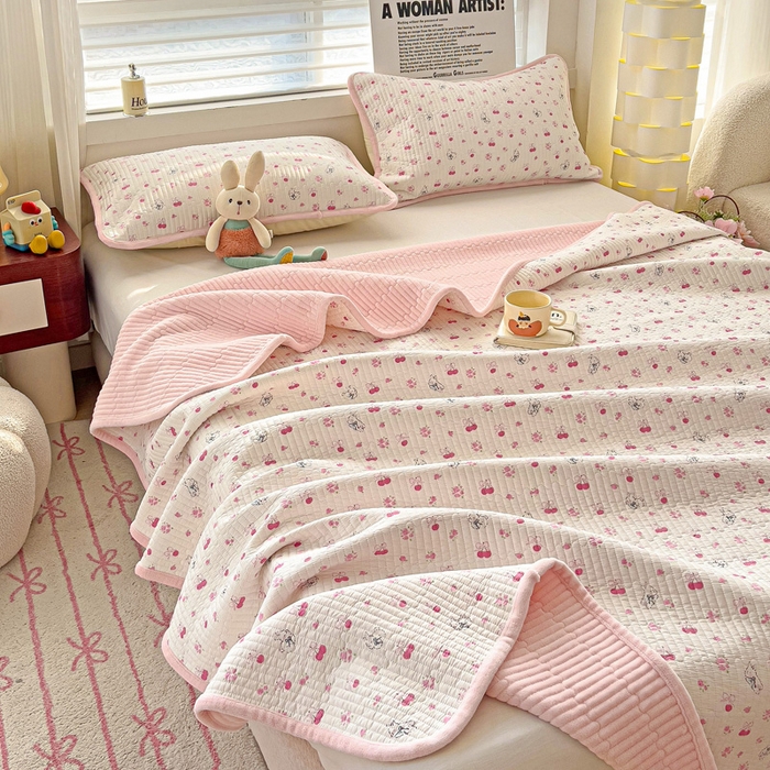 91家纺网 家纺一手货源 找家纺 2024新款水洗全棉牛奶绒床盖三件套 樱桃兔兔