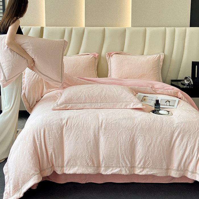 91家纺网 家纺一手货源 找家纺 金喜 2024新款AB230克全消光牛奶绒雕花绒四件套--春屿系列 玉脂粉