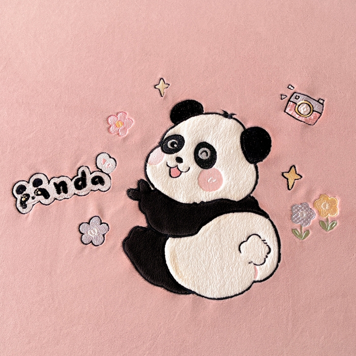 91家纺网 家纺一手货源 找家纺 鑫钰 2024新款刺绣卡通加厚牛奶绒床笠-花花熊猫 花花熊猫-绯粉