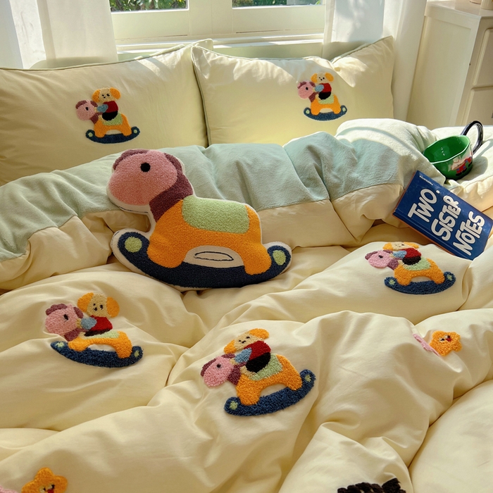 91家纺网 家纺一手货源 找家纺 2025新款牛奶绒+全棉毛巾绣四件套 摇摇马