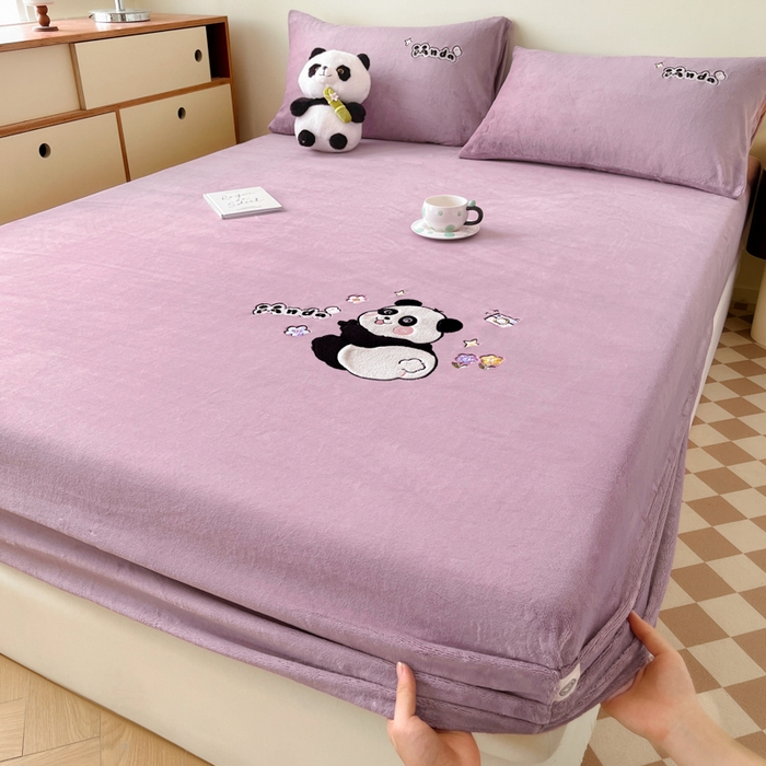 91家纺网 家纺一手货源 找家纺 鑫钰 2024新款刺绣卡通加厚牛奶绒床笠-花花熊猫 花花熊猫-紫色