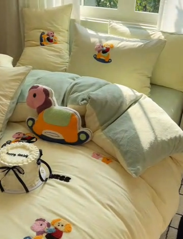 91家纺网 家纺一手货源 找家纺 2025新款牛奶绒+全棉毛巾绣四件套 摇摇马