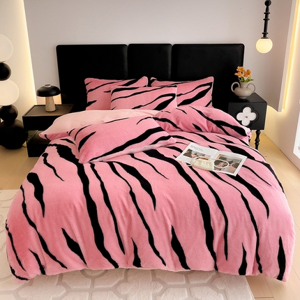 91家纺网 家纺一手货源 找家纺 米莱家纺 2024新款兔毛绒牛奶绒斑马四件套 赫本藕荷粉