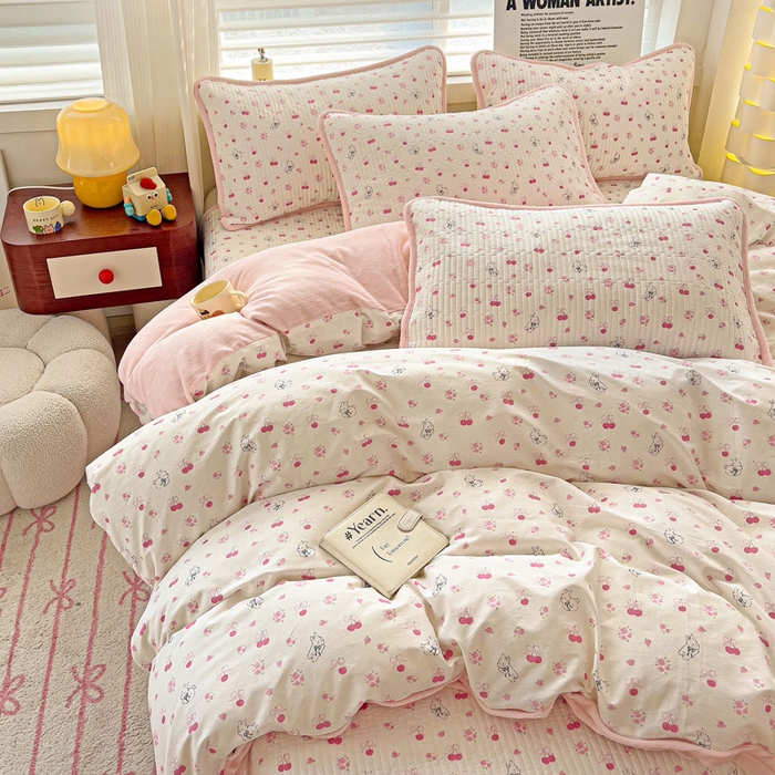 91家纺网 家纺一手货源 找家纺 2024新款水洗全棉牛奶绒床盖四件套 樱桃兔兔